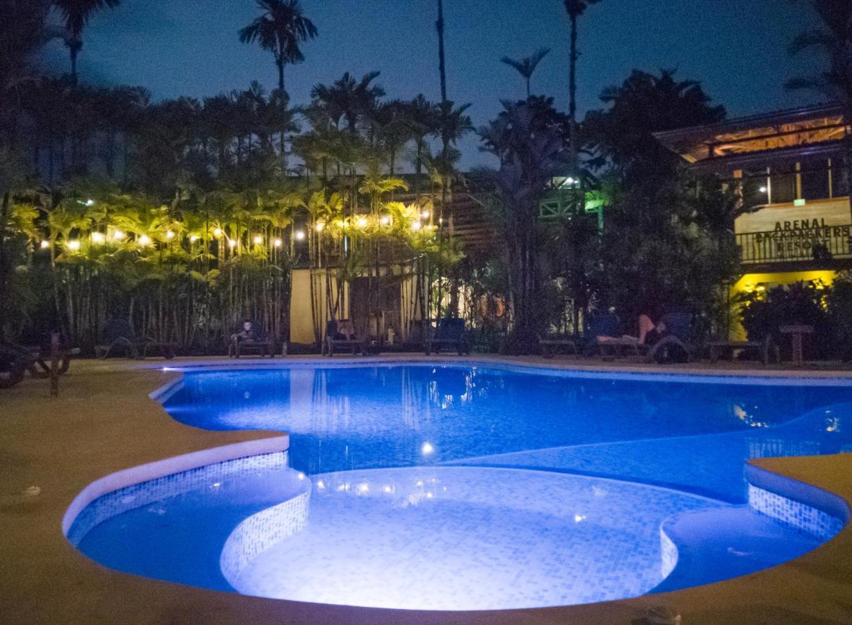 Arenal Backpackers Resort La Fortuna Exterior foto The swimming pool at the hotel