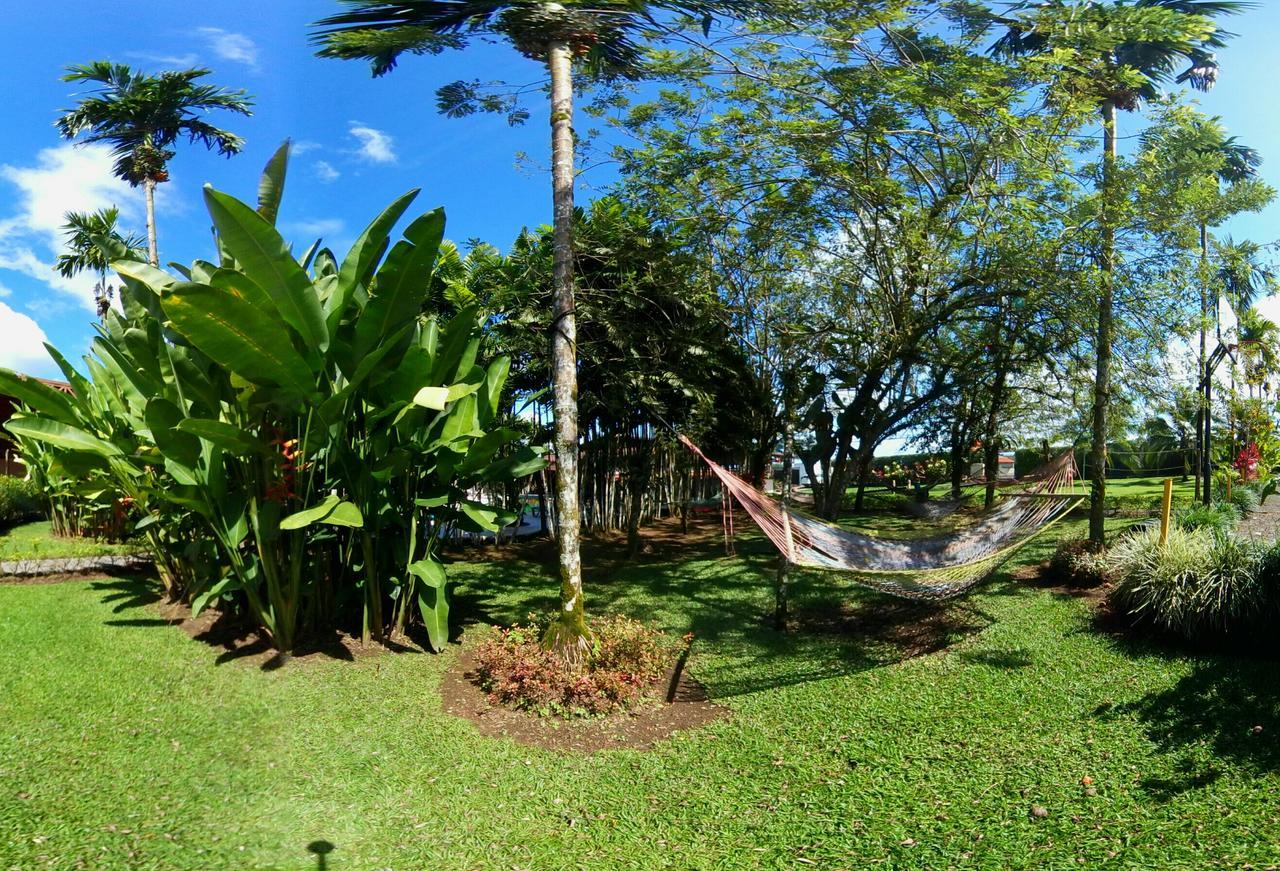 Arenal Backpackers Resort La Fortuna Exterior foto A hammock in the garden of the University of the South Pacific